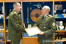 Generál Bulík prijal absolventa National War College