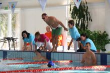 Príslušníci čestnej stráže  pomáhali zdravotne postihnutým občanom