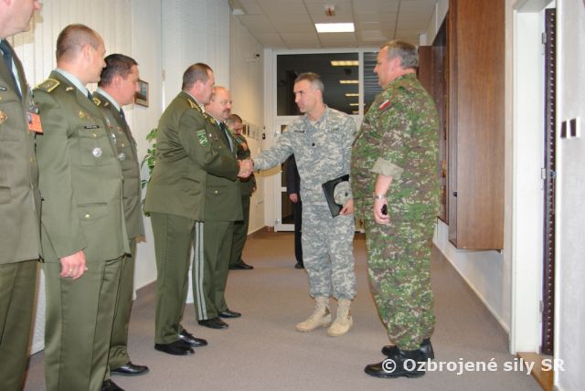 Americký pridelenec obrany navštívil veliteľstvo pozemných síl OS SR