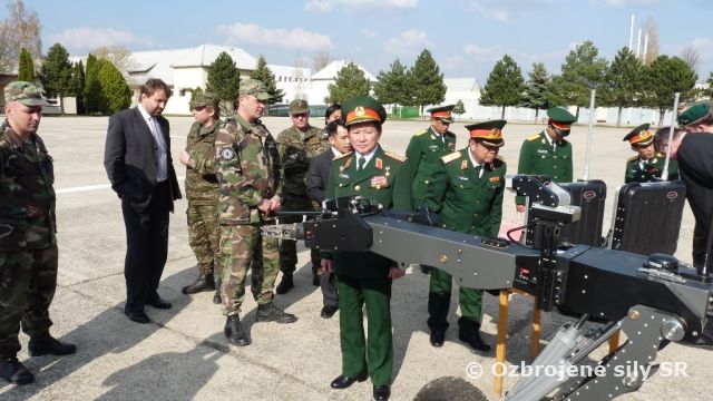 Návšteva vietnamskej delegácie u ženijného práporu PS