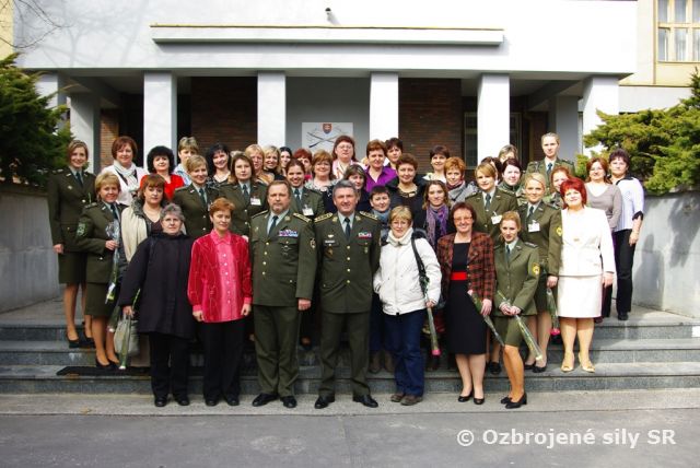Profesionálni vojaci pozemných síl si uctili svoje kolegyne 