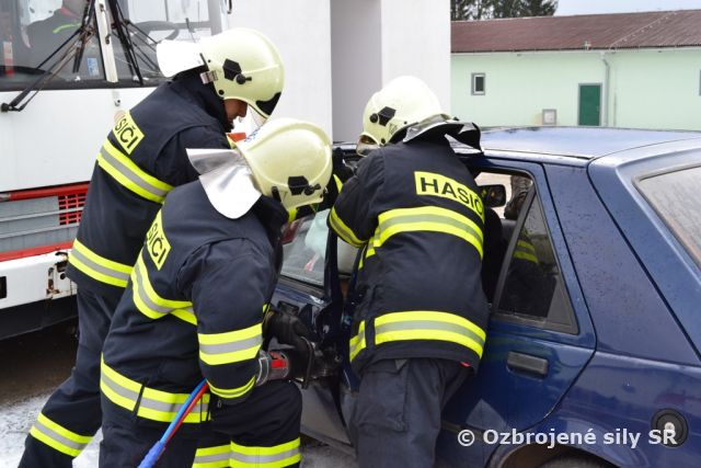 Vojenskí hasiči na cvičení