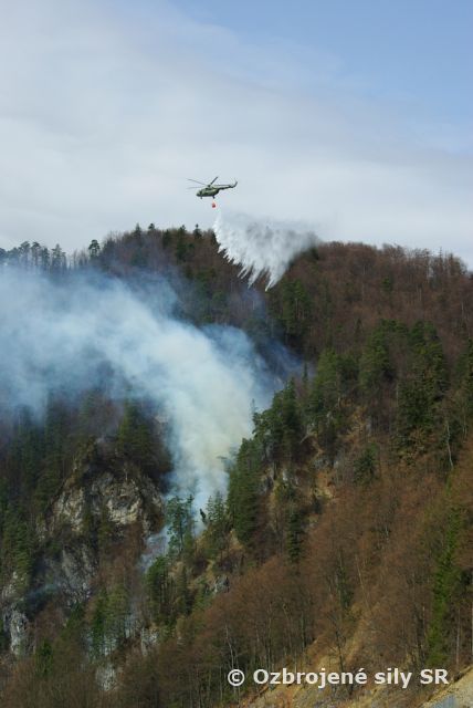 VRTUĽNÍKY VZDUŠNÝCH SÍL ZASAHUJÚ PRI POŽIARI V STARÝCH HORÁCH