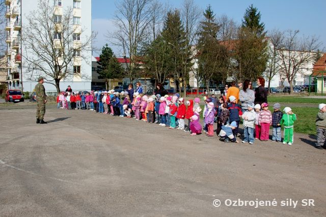 Vojenskí hasiči medzi deťmi