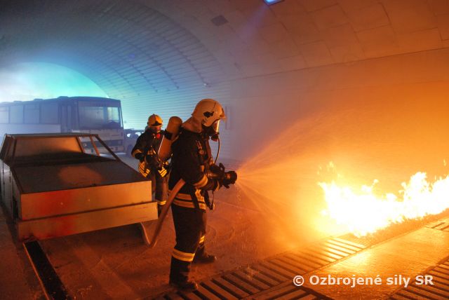 Súčinnostné cvičenie vojenských hasičských jednotiek vzdušných síl