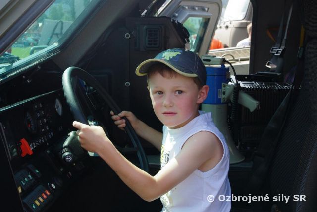 Deti svoj sviatok oslávili s profesionálnymi vojakmi 