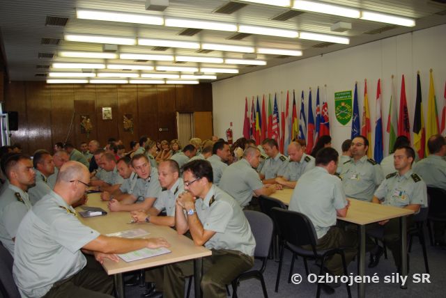 Slávnostný nástup príslušníkov veliteľstva pozemných síl OS SR