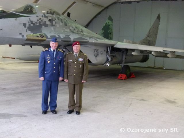 Zmiešané krídlo Sliač navštívil pridelenec obrany ČR