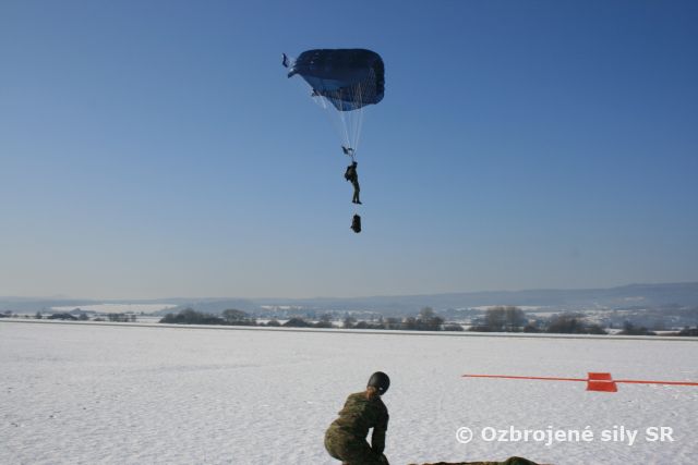 Zimný výcvik v zoskokoch padákom 