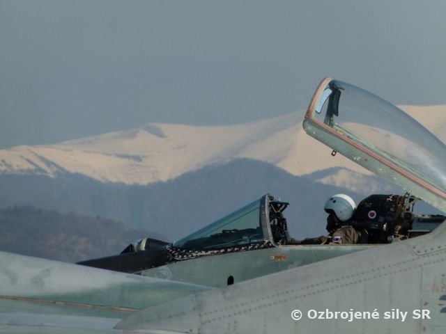 Piloti zo Sliača po úspešnom pristáti na leteckej základni Malbork