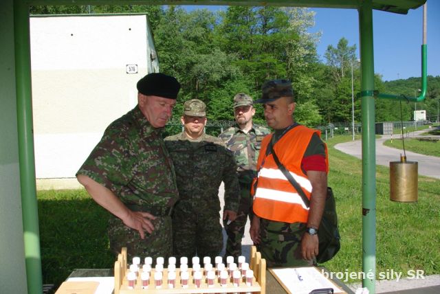 Veliteľ pozemných síl na kontrole výcviku chemikov