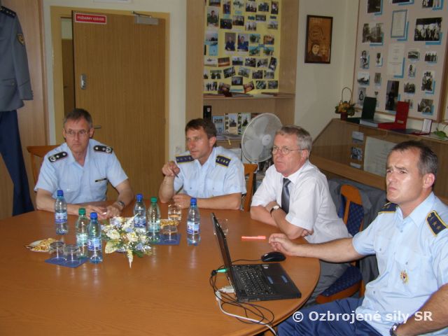 Diplomati navštívili vrtuľníkové krídlo