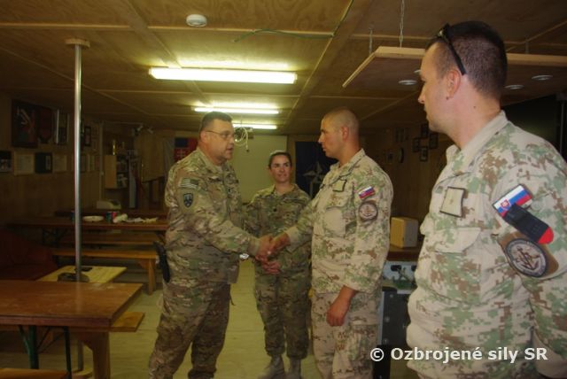 Príslušníci ženijno-letiskovej stavebnej čaty v Afganistane ocenení pamätnými mincami