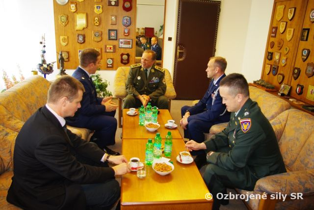 Americkí vojenskí diplomati navštívili veliteľstvo pozemných síl