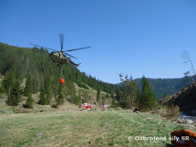 Vojenský vrtuľník pomohol uhasiť lesný požiar  