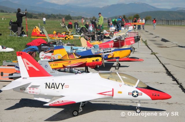 Leteckí modelári na sliačskom letisku