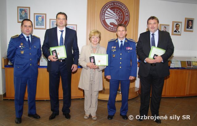 Veliteľ vzdušných síl ocenil medailami predstaviteľov miestnej samosprávy