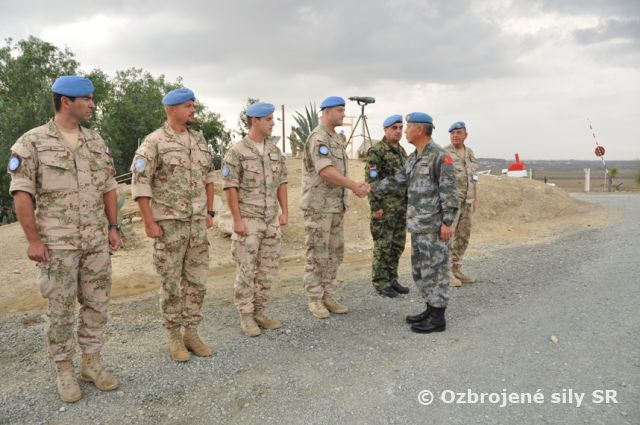 Generálmajor Chao Liu na inšpekcii u ženijnej čaty veliteľstva