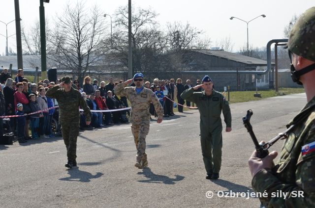 Slávnostný nástup jednotiek odchádzajúcich do misie na Cyprus