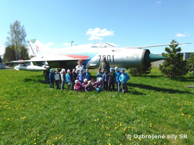 Deti a študenti navštívili leteckú základňu
