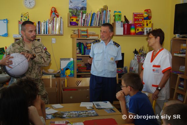 Vojaci z veliteľstva vzdušných síl pomáhajú deťom
