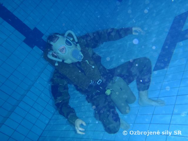 Výcvik vodičov pásových vozidiel v používaní záchranného prístroja ZP-10