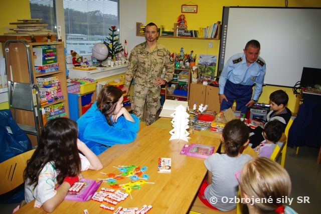 Príslušníci vzdušných síl zavítali medzi deti