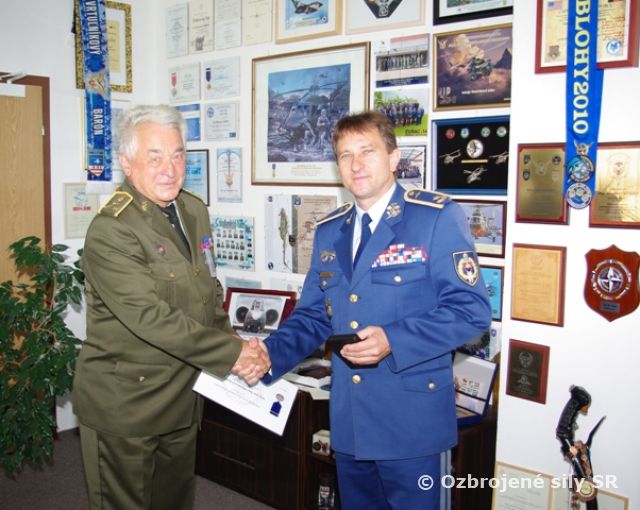 Veliteľ vzdušných síl prevzal  pamätnú medailu ZVOS