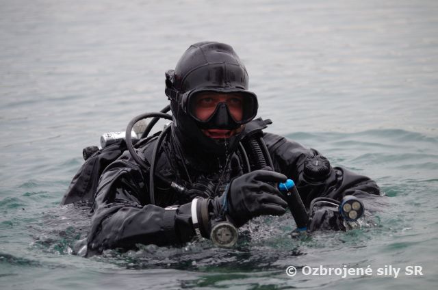 Potápači vytiahli na Čiernej Vode utopený čln