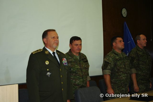 Slávnostný nástup príslušníkov veliteľstva pozemných síl