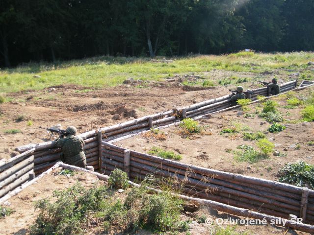 Zaujatie obrany bojového postavenia v dotyku s nepriateľom u 1. mr