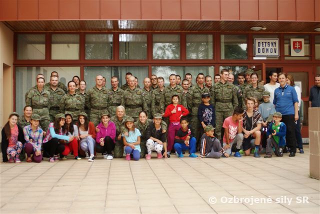 Charitatívna akcia vojakov DVP v detskom domove Necpaly