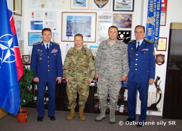 Pridelenec obrany a letecký pridelenec USA navštívili veliteľstvo vzdušných síl