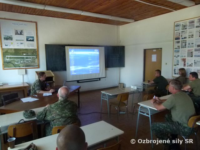 Príslušníci biologických ochrán letísk slovenských vzdušných síl a veterinárni lekári na Sliači