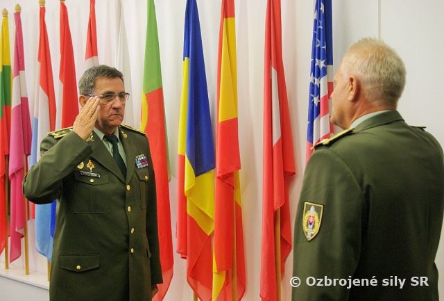 Slávnostný nástup príslušníkov veliteľstva pozemných síl