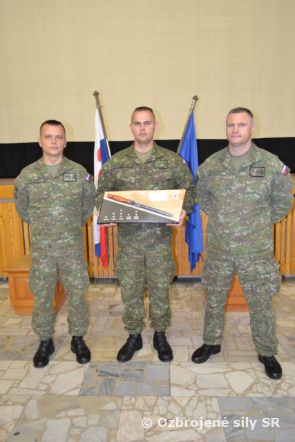 Slávnostné vyradenie absolventov Ďalšieho odborného výcviku a Štábneho poddôstojníckeho kurzu