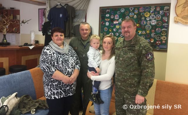 Vojaci vrtuľníkového krídla podali pomocnú ruku