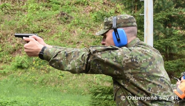 Príslušníci veliteľstva vzdušných síl strieľali z ručných zbraní