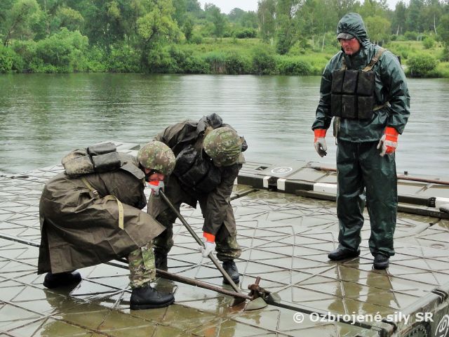 Ženisti aktívnych záloh ženijného práporu cvičia na Lešti