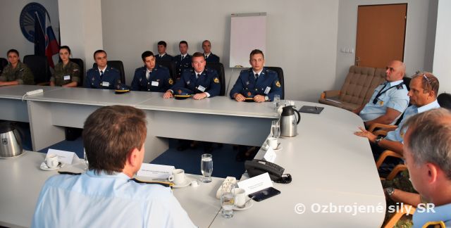 Veliteľ vzdušných síl privítal novo nastupujúcich poručíkov
