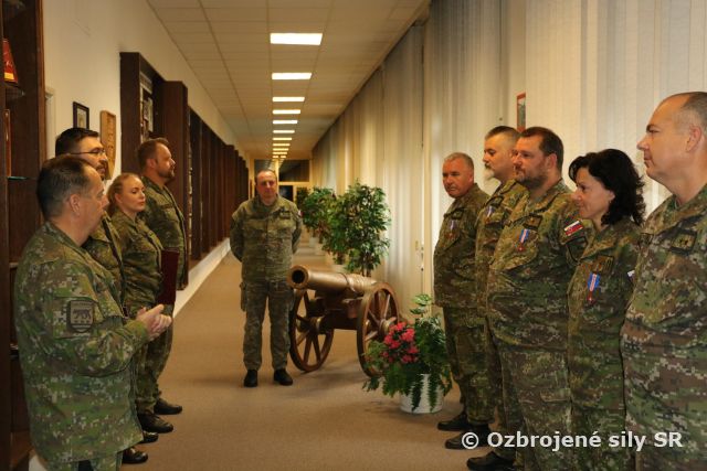 Rozlúčka s profesionálnymi vojakmi veliteľstva pozemných síl