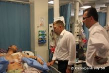 Ťažko zranení slovenskí vojaci sú už vo vojenskej nemocnici v Nemecku