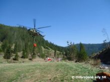 Vojenské vrtuľníky pomáhajú hasiť požiar lesného porastu pri Betliari