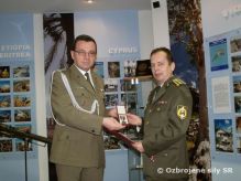 Udelenie striebornej medaily za službu v NATO JFTC