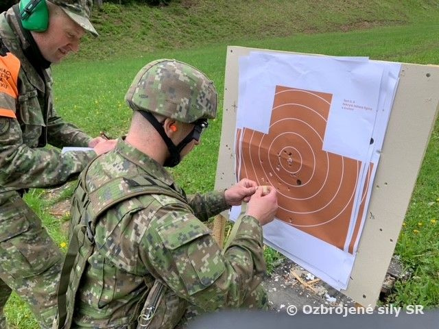 Z kancelárie na strelnicu