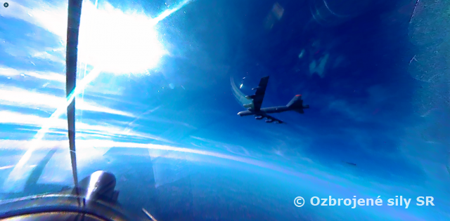 Pohľad na lietadlo B-52 z kabíny slovenskej stíhačky MiG-29