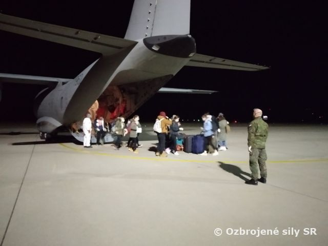 Preprava slovenských občanov zo zahraničia s pomocou profesionálnych vojakov OS SR