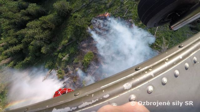 Vrtuľník vzdušných síl zasahoval pri požiari v Nízkych Tatrách