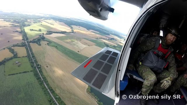 Výcvik padákových odborníkov letectva - zoskoky padákom do vody