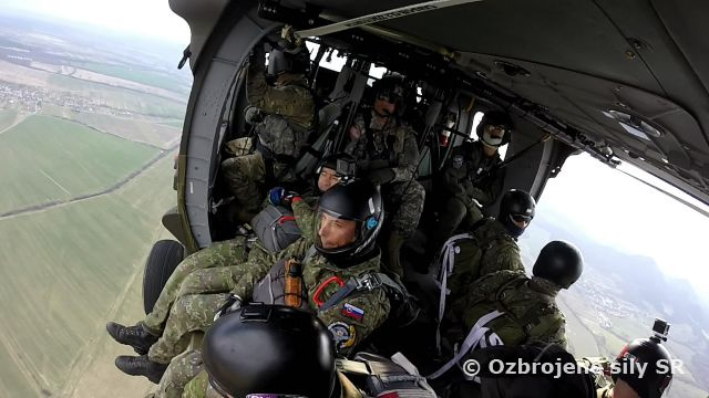 Prvé zoskoky zo Slovenských UH-60M Black Hawk
